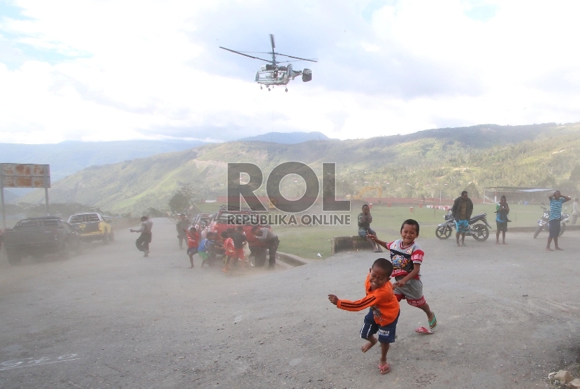 Sejumlah anak bermain di area Bandar Udara Karubaga Tolikara, Papua, Rabu (23/9).ANTARA FOTO/Rivan Awal Lingga
