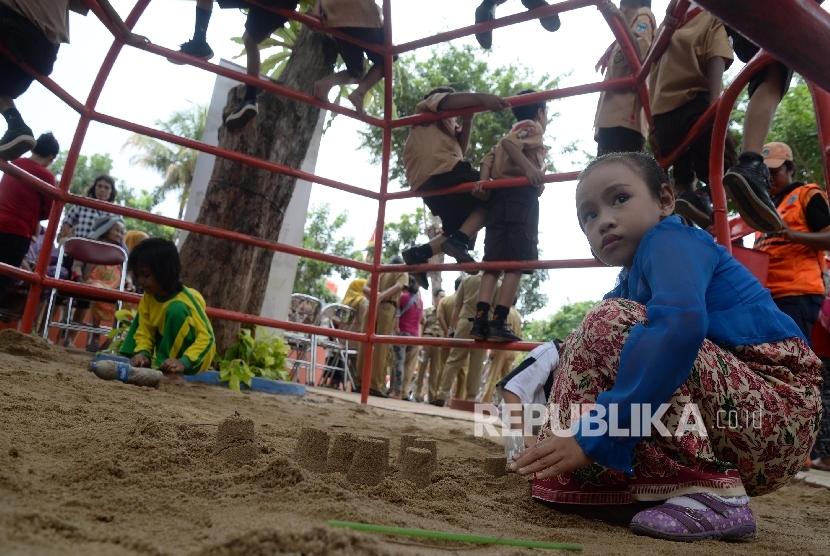 Sejumlah anak bermain di area Ruang Publik Terpadu Ramah Anak (RPTRA) Melati di Kelurahan Duri Pulo, Kecamatan Gambir, Jakarta Pusat, Rabu (20/1). Pembukaan kembali RPTRA di Jakarta Pusat ditunda.