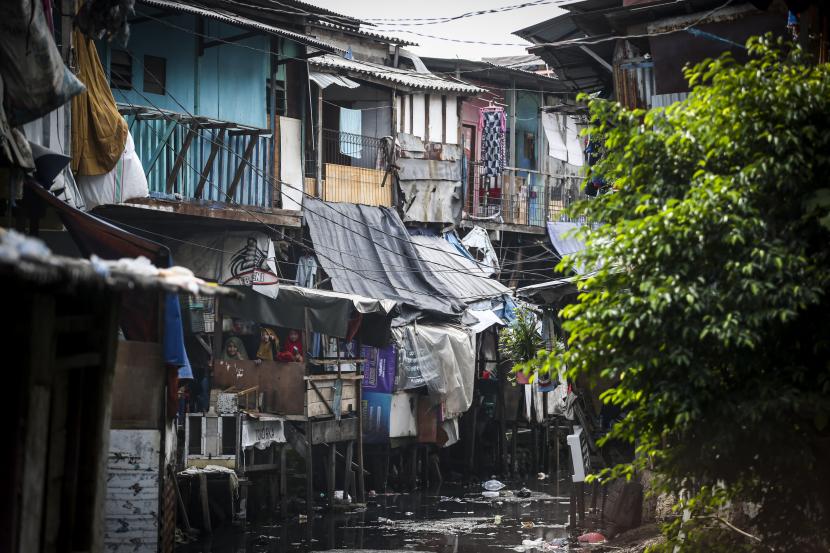 Kelompok rentan miskin di Indonesia termasuk harus jadi perhatian ketika efek resesi global menyentuh Indonesia.