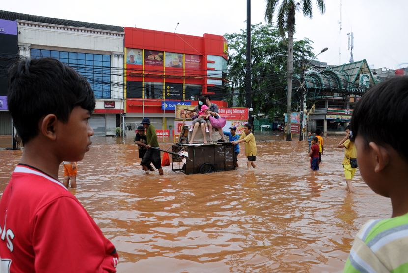 Ratusan Rumah Mewah di Green Garden Terendam Banjir. Sejumlah anak bermain di genangan air banjir di depan Perumahan Green Garden, Jakarta Barat.