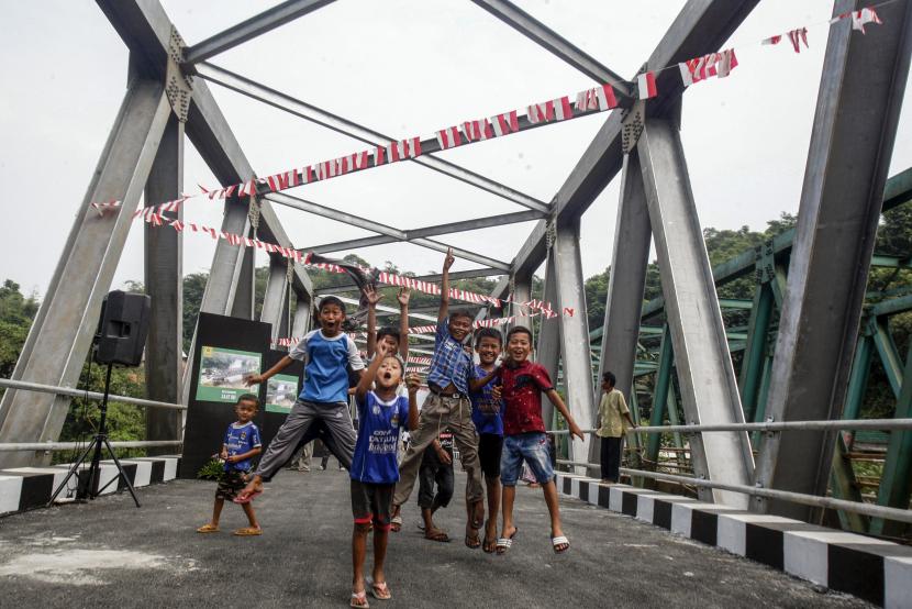 Sejumlah anak bermain di jembatan yang baru selesai dibangun di perbatasan antara Kecamatan Rumpin dan Kecamatan Ciseeng, Kabupaten Bogor, Jawa Barat, Kamis (13/8/2020). Jembatan baru tersebut menggantikan keberadaan jembatan lama yang kontruksinya sudah lapuk sehingga diharapkan mobilitas warga dapat lebih mudah dan lancar.