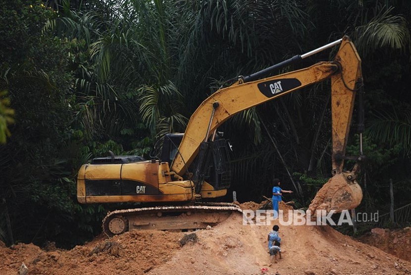 Sejumlah anak bermain di kawasan calon ibu kota baru, Kecamatan Sepaku, Penajam Paser Utara, Kalimantan Timur.