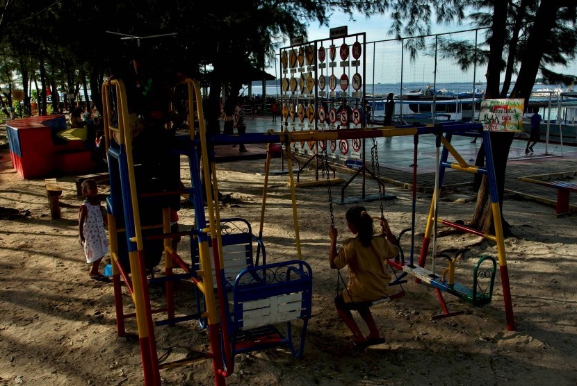 Sejumlah anak bermain di kawasan Ruang Publik Terpadu Ramah Anak (RPTRA) Tanjung Elang Berseri, di tepi pantai Pulau Pramuka, Kepulauan Seribu, Jakarta, Rabu (15/11). 