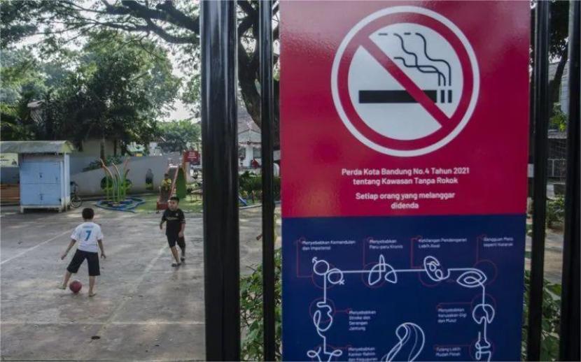 Sejumlah anak bermain di kawasan tanpa rokok Taman Tongkeng, Kota Bandung, Jawa Barat.