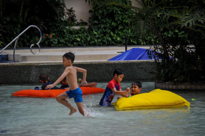 Anak bermain di kolam renang. Pelampung bisa membuai anak dengan rasa aman palsu saat berenang.