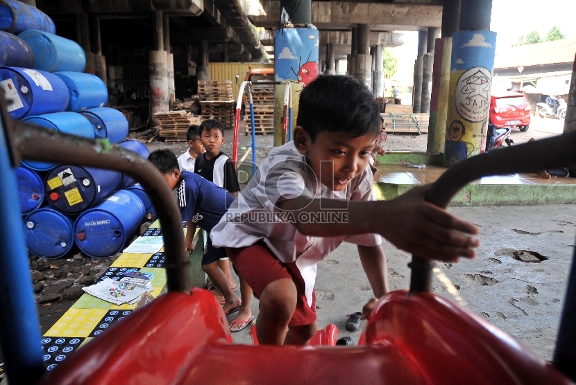  Sejumlah anak bermain di lahan bermain anak jalanan di bawah kolong Jembatan kawasan Penjaringan, Jakarta Utara, Selasa (5/5).(Republika/Rakhmawaty La'lang)