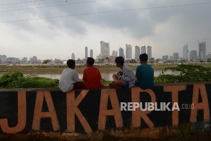 Sejumlah anak bermain di pinggir bantaran Banjir Kanal Barat (BKB) Kawasan Petamburan, Jakarta, Selasa (19/7). (Republika/Raisan Al Farisi)