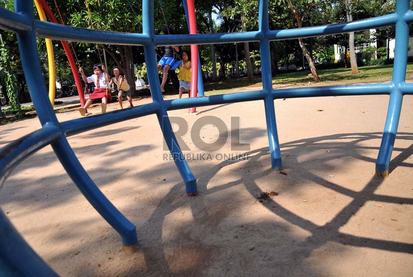 Sejumlah anak bermain di salah satu taman yang terdapat ruang kreatif bermain bagi anak, Jakarta Pusat, Selasa (25/6).   (Republika/Prayogi)