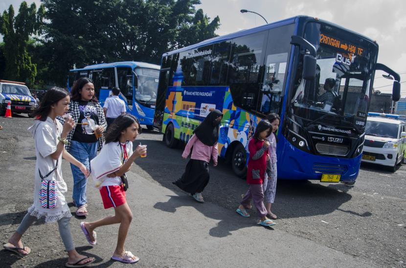 Sejumlah anak bermain di sekitar bus Trans Metro Pasundan saat peresmian di Monumen Perjuangan Rakyat Jawa Barat, Bandung, Jawa Barat, Senin (27/12/2021).