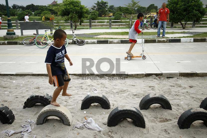   Sejumlah anak bermain di taman interaktif di bantaran Kanal Banjir Timur, Duren Sawit, Jakarta Timur, Senin (25/3).  (Republika/Adhi Wicaksono)