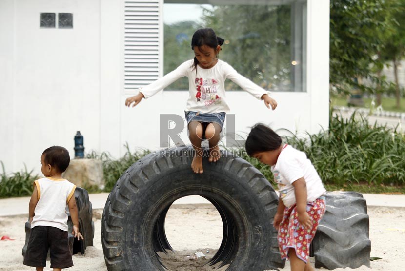   Sejumlah anak bermain di taman interaktif di bantaran Kanal Banjir Timur, Duren Sawit, Jakarta Timur, Senin (25/3).  (Republika/Adhi Wicaksono)