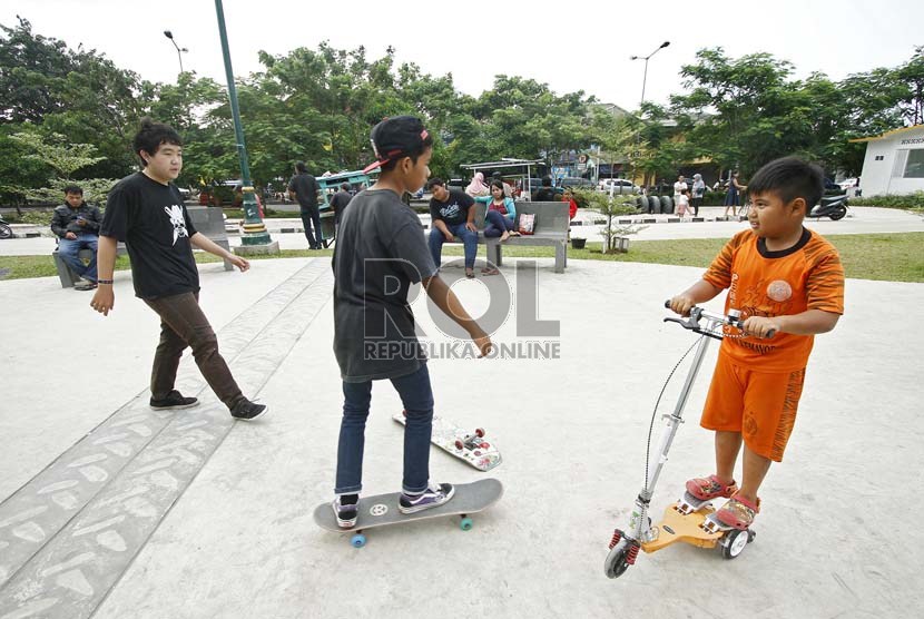   Sejumlah anak bermain di taman interaktif di bantaran Kanal Banjir Timur, Duren Sawit, Jakarta Timur, Senin (25/3).  (Republika/Adhi Wicaksono)