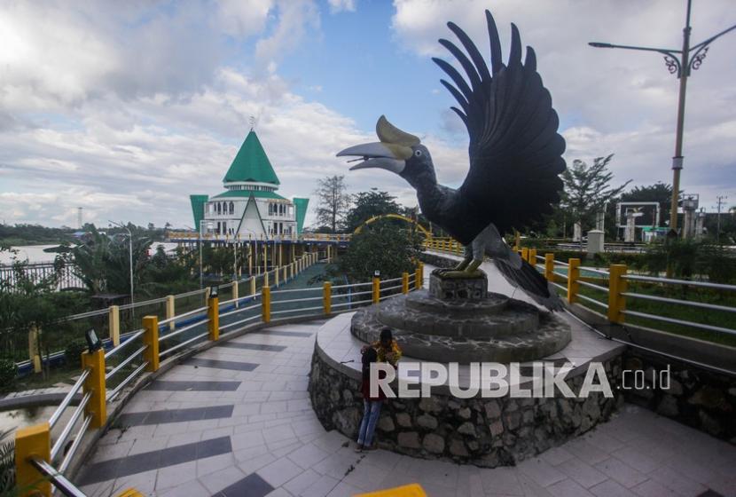 Sejumlah anak bermain di Taman Pasuk Kameloh, Palangkaraya, Kalimantan Tengah, Selasa (11/5/2021). Pemerintah Kota Palangkaraya mengeluarkan Surat Edaran tentang penutupan sementara berbagai tempat destinasi wisata saat melaksanakan Hari Raya Idul Fitri 1442 Hijriah dan libur nasional mulai tanggal 13-16 Mei 2021 sebagai upaya mencegah penularan COVID-19.