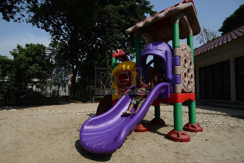 Sejumlah anak bermain di Taman Tidore, Jakarta Pusat, Kamis (7/5). (Republika/Raisan Al Farisi)