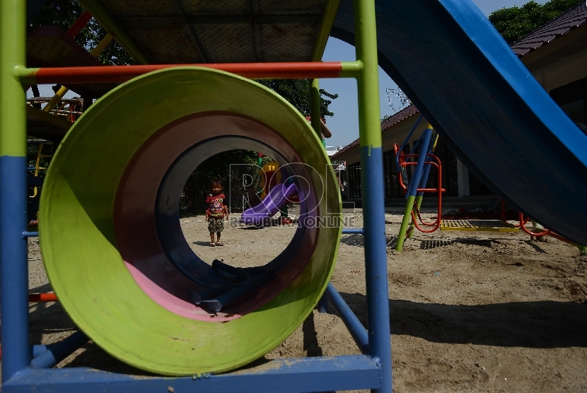 Sejumlah anak bermain di Taman Tidore, Jakarta Pusat, Kamis (7/5). (Republika/Raisan Al Farisi)