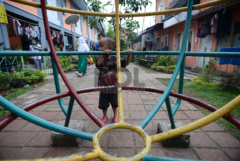 Sejumlah anak bermain di taman yang berada di Kampung Deret, Petogogan, Jakarta Selatan, Kamis (19/3).  (Republika/Raisan Al Farisi)