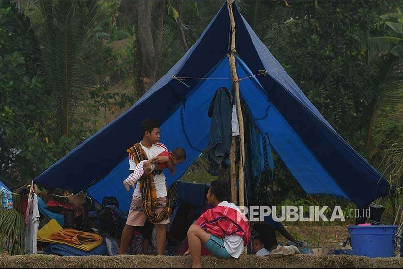 Sejumlah anak bermain di tenda darurat di tempat penampungan pengungsi korban gempa bumi di Pemenang, Lombok Utara, Lombok Utara, NTB.