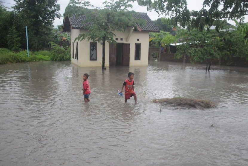 Sejumlah anak bermain di tengah banjir luapan aliran irigasi di Bendosari, Sawit, Boyolali, Jawa Tengah. BPBD Boyolali memasang perangkat peringatan dini banjir di Sungai Serang, Jawa Tengah.