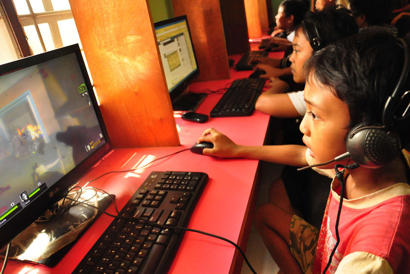 Sejumlah anak bermain game online di sebuah warnet. (ilustrasi)