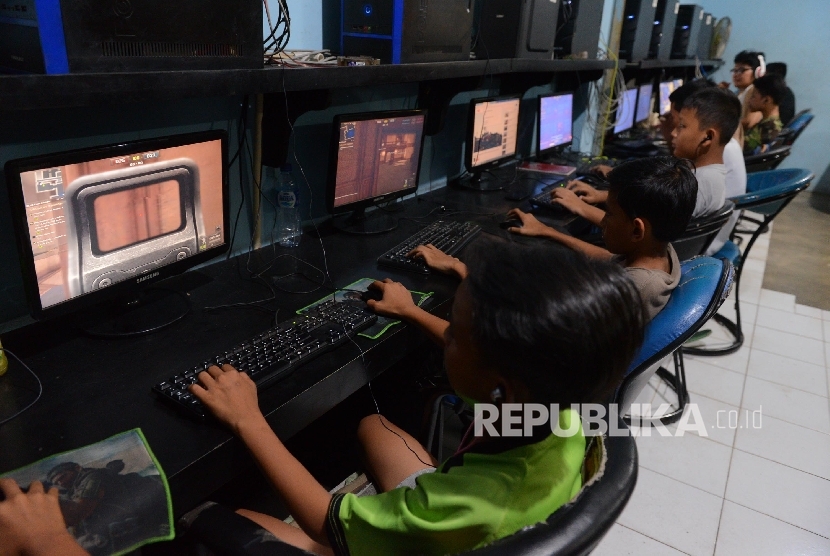   Sejumlah anak bermain game online jenis Point Blank di sebuah warung internet Kawasan tebet, Jakarta Selatan, Ahad (24/4). (Republika/Raisan Al Farisi)