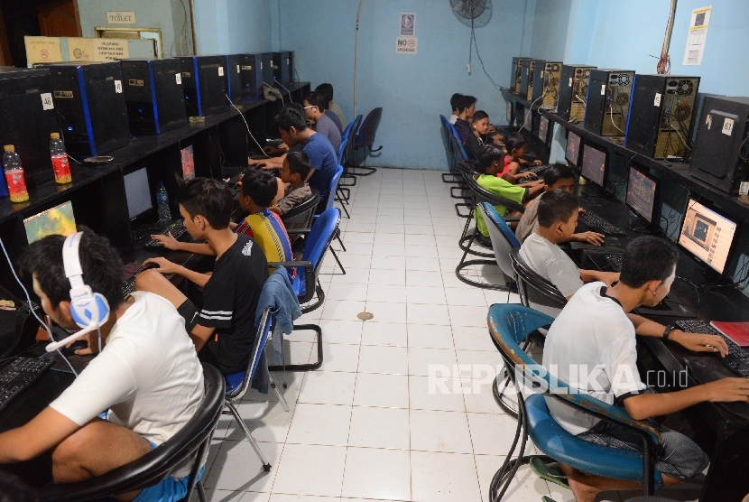 Sejumlah anak bermain game online jenis Point Blank di sebuah warung internet Kawasan tebet, Jakarta Selatan, Ahad (24/4). (Republika/Raisan Al Farisi)