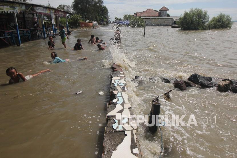 Sejumlah anak bermain genangan rob di Kenjeran Park, Surabaya, Jawa Timur, Jumat (28/5/2021). BMKG Maritim Tanjung Perak Surabaya memprediksi banjir rob yang terjadi di sejumlah wilayah pesisir di Surabaya tersebut terjadi hingga 29 Mei 2021. 