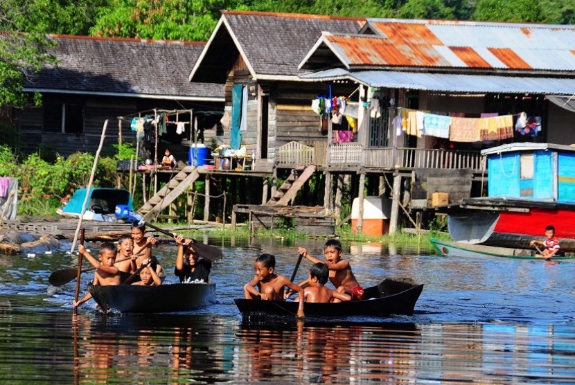 Sejumlah anak bermain perahu di pemukiman mereka yang berada di kawasan Taman Nasional Danau Sentarum (TNDS), Kabupaten Kapuas Hulu, Kalbar, Senin (12/12).