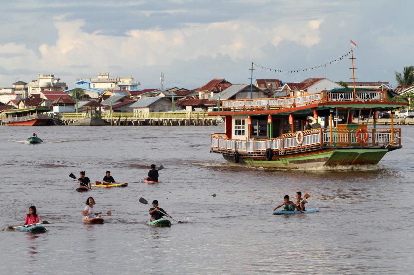 Warga Pontianak Diimbau Hemat Gunakan Air PDAM. Sejumlah anak bermain perahu kano di Sungai Kapuas, Pontianak, Kalimantan Barat, Ahad (3/1/2021). Wisata Sungai Kapuas tersebut menjadi salah satu destinasi bagi warga setempat untuk menghabiskan libur tahun baru. 