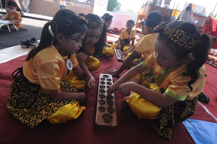 Anak sekolah bermain di Festival Dolanan Tradisional Anak 2022 di Klaten, Jawa Tengah, Sabtu (27/8/2022). Sekolah perlu menjadi tempat yang sehat secara mental.