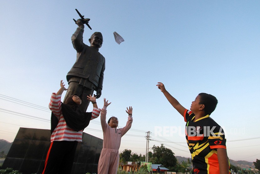 Sejumlah anak bermain pesawat kertas di kompleks monumen Presiden Indonesia ke-3 Bacharuddin Jusuf Habibie di Isimu, Kabupaten Gorontalo, Gorontalo, Jumat (13/9/2019).