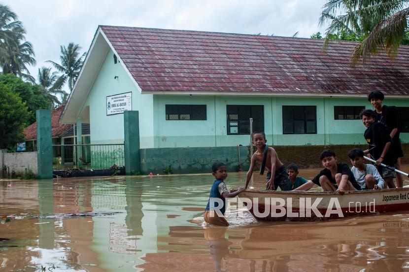 Ilustrasi. Sejumlah anak bermain saat banjir di Desa Teluk Labuan, Pandeglang, Banten, Sabtu (19/3/2022). 