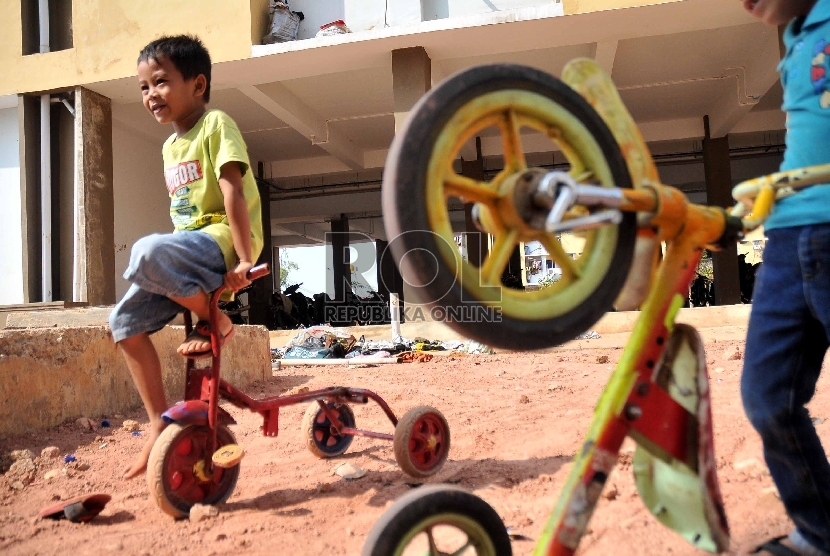  Sejumlah anak bermain sepeda di lahan terbuka Rumah Susun (Rusun) Muara Baru, Penjaringan, Jakarta Utara, Kamis (21/5).