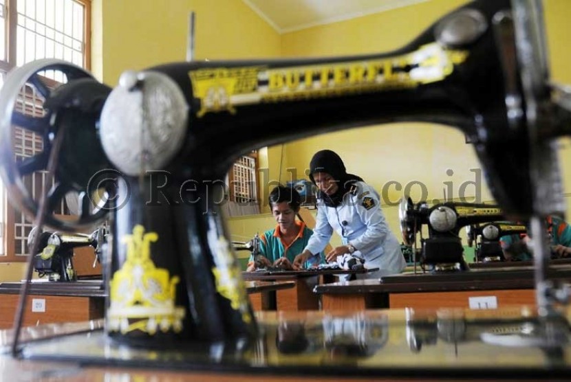 Sejumlah anak bermasalah dengan hukum mengikuti pelatihan menjahit di Lembaga Pemasyarakatan (Lapas) Kelas IIA khusus anak Tangerang, Banten, Senin (23/4).  (Aditya Pradana Putra/Republika)