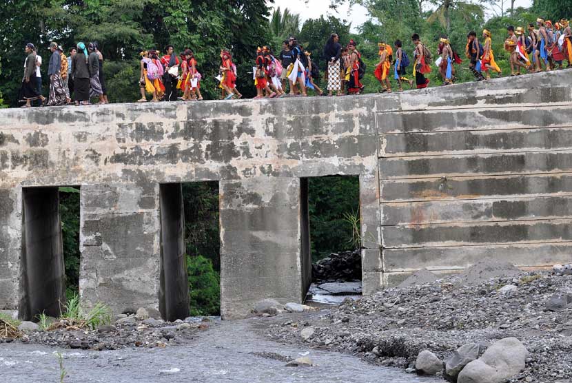   Sejumlah anak berpakaian kesenian tradisional mengikuti kirab saat digelar acara Jagad Bocah Merapi 2013 di kawasan lereng Gunung Merapi Desa Kali Bening,Kabupaten Magelang, Jateng, Ahad (10/2).  (Antara/Anis Efizudin) 