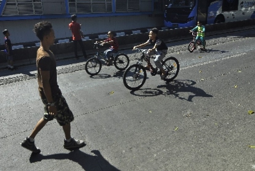 Sejumlah anak bersepeda atau berjalan kaki ketika pelaksanaan Hari Bebas Kendaraan Bermotor (HBKB) atau Car Free Day di Mampang-Pejaten (BHKB), Jakarta Pusat, beberapa waktu lalu. 