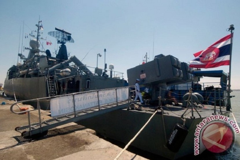 Sejumlah anak buah kapal (ABK) kapal perang HTMS Rattanakosin-441 milik Thailand berada di geladak kapal yang sandar di Dermaga Jamrud Utara, Pelabuhan Tanjung Perak, Surabaya, Jatim, Rabu (22/8). HTMS Rattanakosin 441 yang merupakan Kapal Perang Class Cor