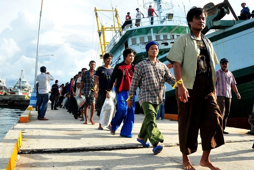 Sejumlah Anak Buah Kapal (ABK) WN Myanmar, Laos dan Kamboja yang bekerja di PT. PBR Benjina tiba di PPN Tual, Maluku, Sabtu (4/4).