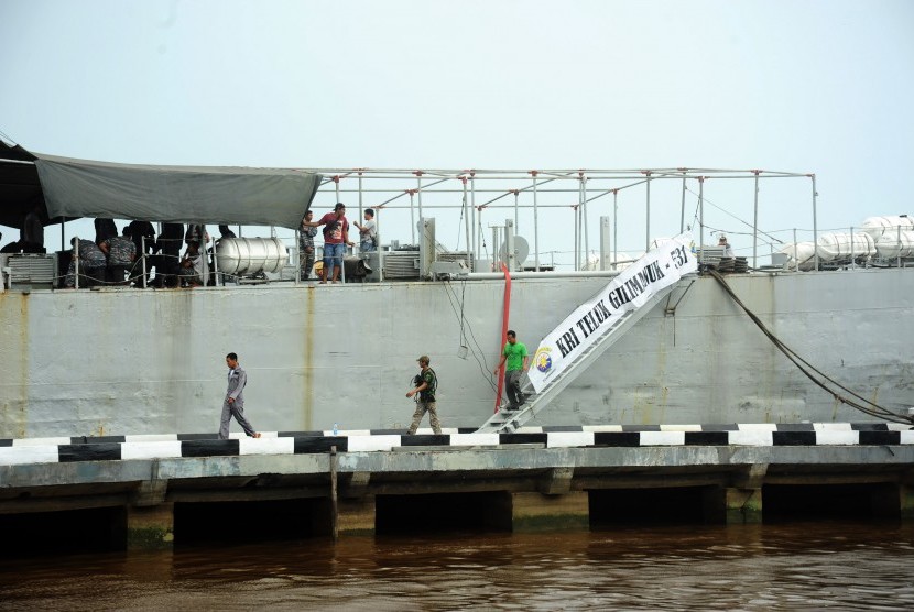 Sejumlah anak buah kapal turun dari KRI Teluk Gilimanuk 531, satu dari tiga kapal perang TNI AL yang akan mengevakuasi warga eks Gafatar di dermaga Mako Pangkalan Utama TNI AL (Lantamal) XII Pontianak, Kalbar, Kamis (21/1). 