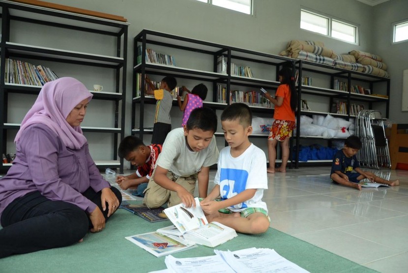  Sejumlah anak dari orang tua eks Gafatar membaca buku ditemani petugas di Perpustakaan Dinas Sosial Jabar, Kota Cimahi, Kota Bandung, Rabu (3/2).