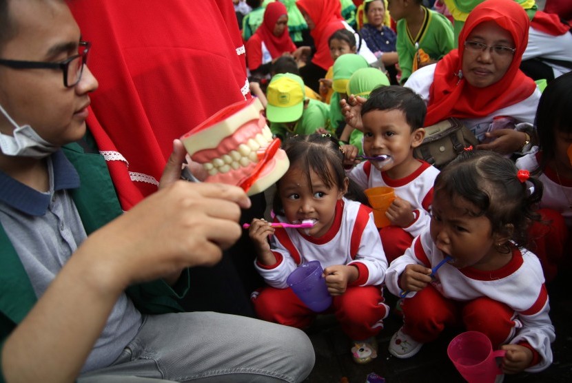 Sejumlah anak dari Pendidikan Anak Usia Dini (PAUD) se-Kota Kediri mengikuti sikat gigi massal yang diselenggarakan Persatuan Dokter Gigi Indonesia (PDGI) di Taman Tirtoyoso, Kota Kediri, Jawa Timur, Sabtu (01/12/2018).