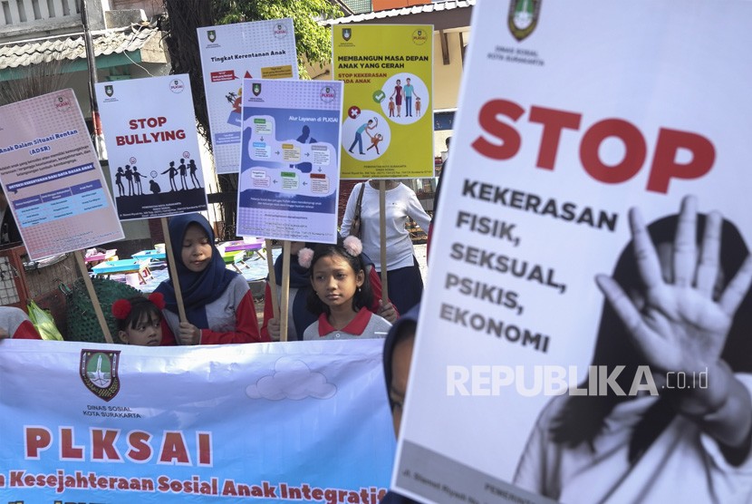 Sejumlah anak dari Pusat Layanan Kesejahteraan Sosial Anak Integratif (PLKSAI) Kota Solo mengusung poster anti kekerasan terhadap anak saat aksi pada kegiatan Hari Bebas Kendaraan Bermotor atau Car Free Day (CFD) di Solo, Jawa Tengah, Ahad (17/11/2019).