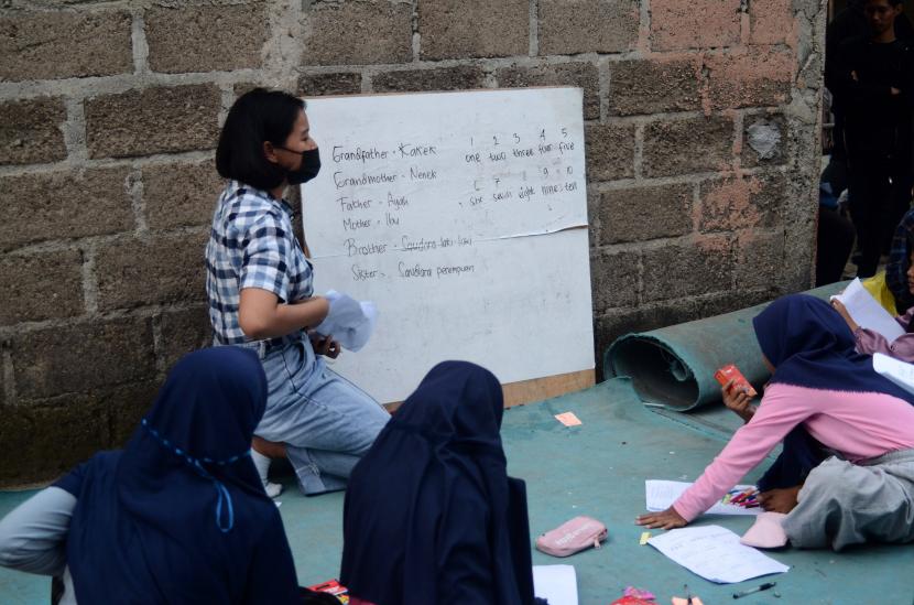 Sejumlah anak didampingi relawan Sekolah Rakyat Bekasi (SRB) saat mengikuti pelajaran bahasa Inggris di Bekasi, Jawa Barat, Sabtu (30/7/2022). Lima Amalan yang Membuat Malaikat Mendoakan Manusia
