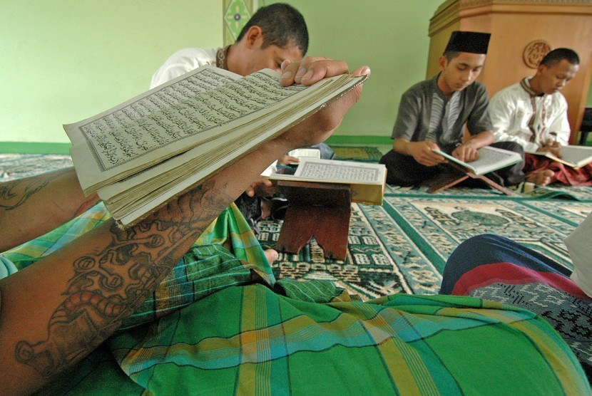 Sejumlah anak didik lapas Tangerang membaca Alquran (tadarus) di mushola, Tangerang, Banten, Selasa (23/6).