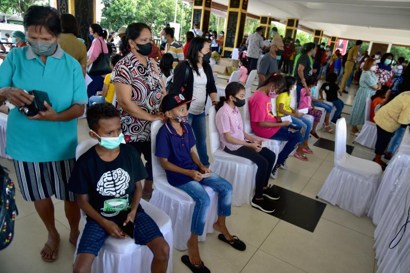 Sejumlah anak ditemani orang tua mereka mengantre saat vaksinasi Covid-19 massal untuk anak-anak usia 6-11 tahun di Kota Ambon, Maluku, Selasa (8/2/2022). Sejak Jumat (5/8/2022) lalu, stok vaksin untuk dosis ketiga (booster) di Kota Ambon telah habis.