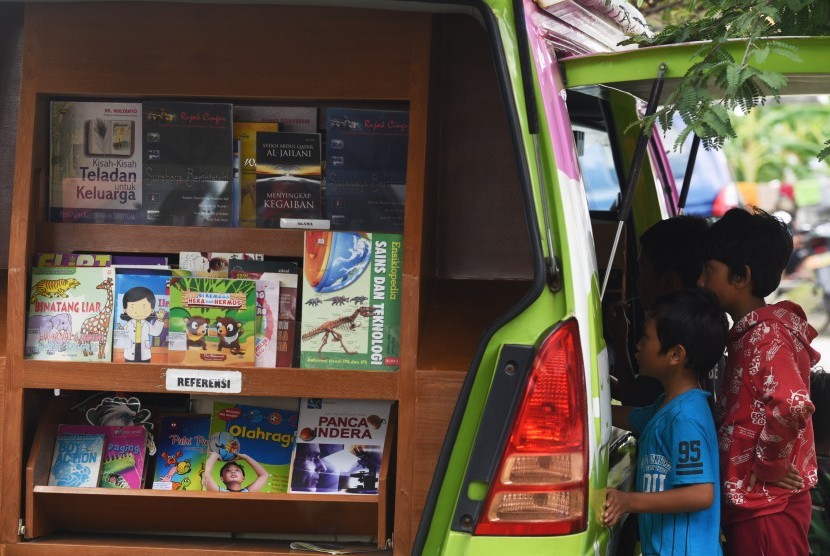 Sejumlah anak eks anggota Gerakan Fajar Nusantara (Gafatar) bermain komputer di mobil keliling internet di penampungan Asrama Transito Jawa Timur, Surabaya, Jawa Timur, Senin (25/1).