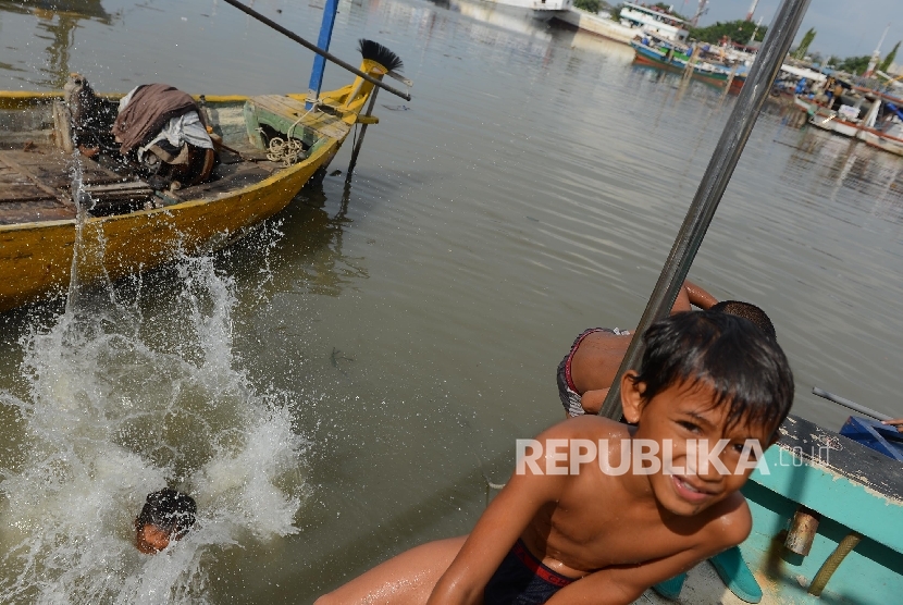 Sejumlah anak korban bongkaran pemukiman warga kawasan Pasar Ikan, bermain di pantai kawasan Penjaringan, Jakarta Utara, Jumat (15/4).  (Republika/ Raisan Al Farisi)