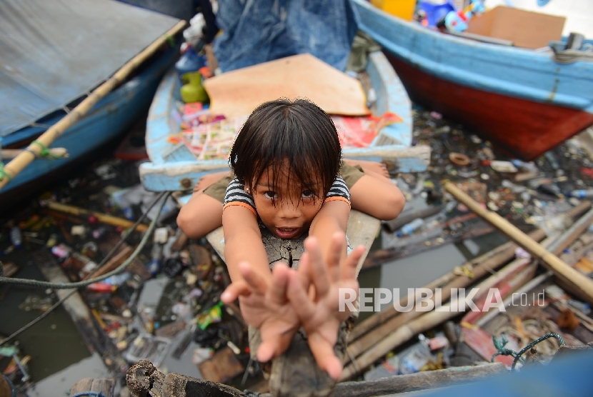 Sejumlah anak korban bongkaran pemukiman warga kawasan Pasar Ikan, bermain di pantai kawasan Penjaringan, Jakarta Utara, Jumat (15/4). (Republika/ Raisan Al Farisi)