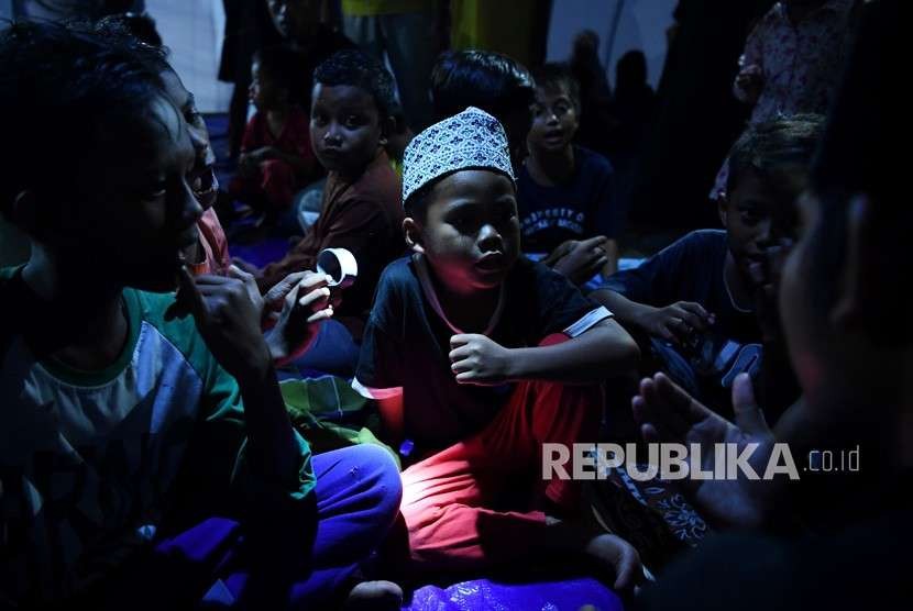 Sejumlah anak korban gempa dan tsunami Palu belajar mengaji di lokasi Pengungsian Vatulemo, Palu, Sulawesi Tengah, Rabu (10/10).