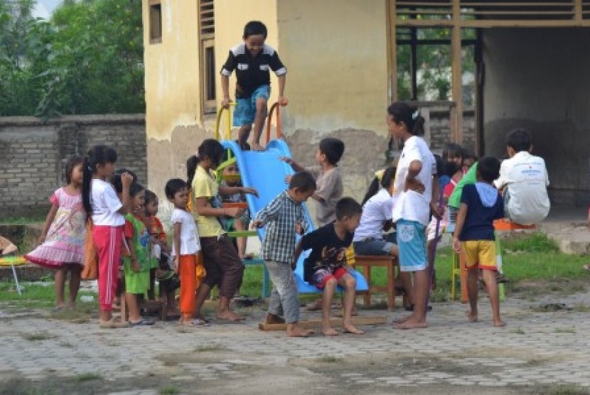 Sejumlah anak korban kerusuhan sedang bermain di halaman SDN 3 Balinuraga, Waypanji, Lampung Selatan, Selasa (6/11).