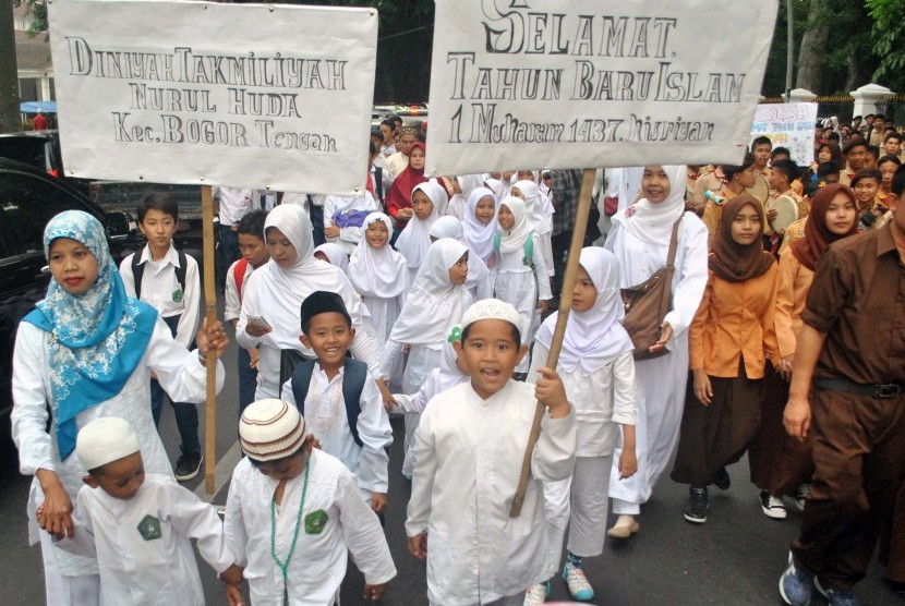 Sejumlah anak Madrasah Diniyah mengikuti pawai sambut Tahun Baru Islam di Bogor, Jawa Barat, Selasa (14/10). 